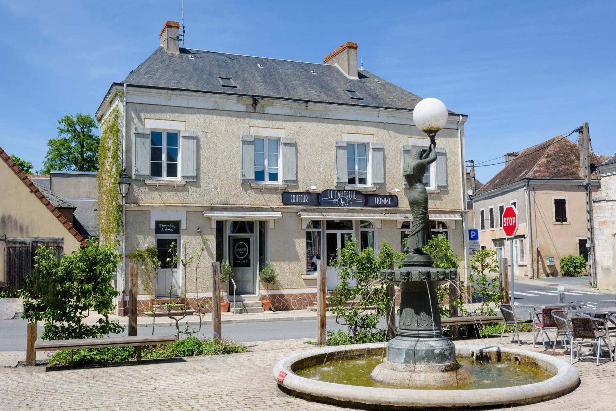 Aux Couleurs De Neuvy Hotel Exterior foto